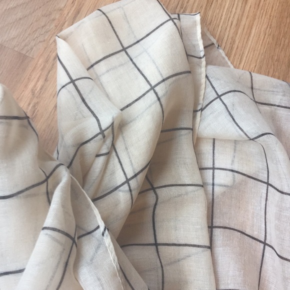 New Neutral scarf in perfect condition - Picture 2 of 7